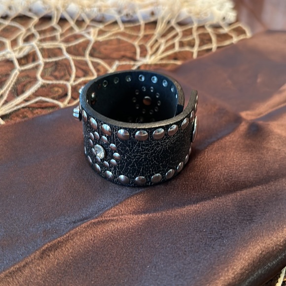 Black leather cuff. - Picture 7 of 9